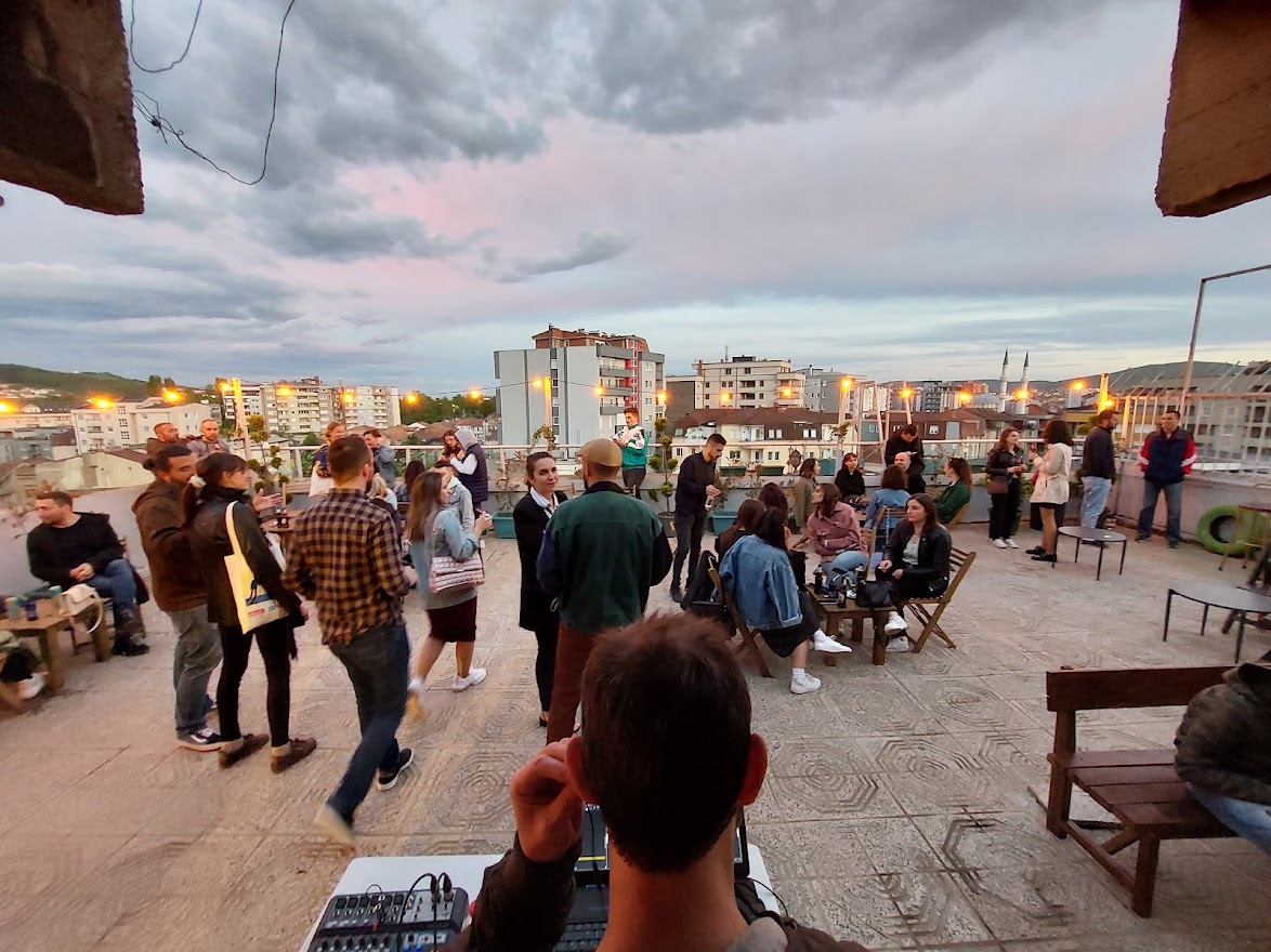 Performancë muzikore nga DJ Albani